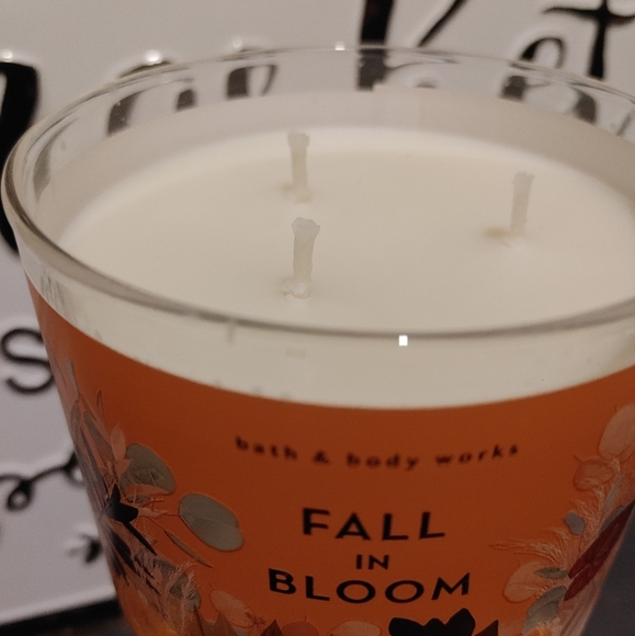 BATH & BODY WORKS 3 WICK CANDLE FALL IN BLOOM LIMITED EDITION/ BRAND NEW - Picture 2 of 3